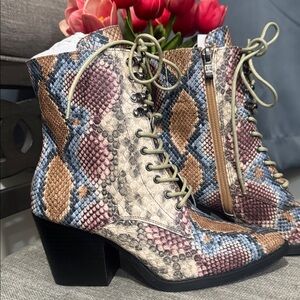 🤍A Rider Girl Snakeskin Print Heeled Boots